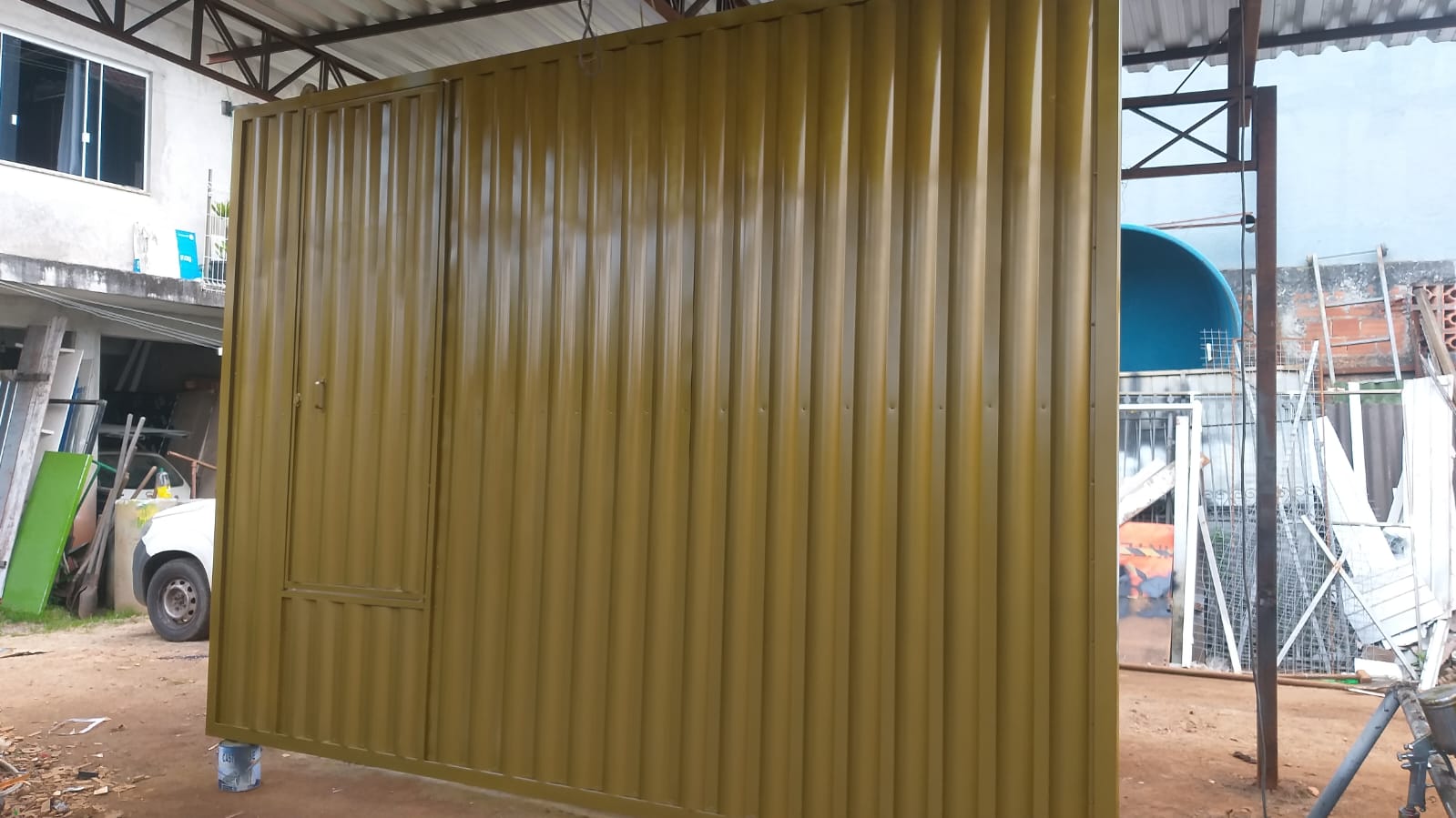Barracão metálico com porta de acesso