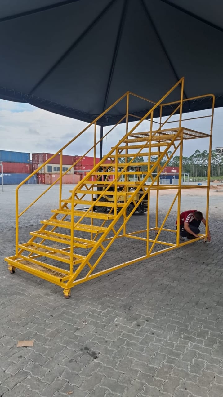 Técnico testando rodízios de escada auto-portante industrial