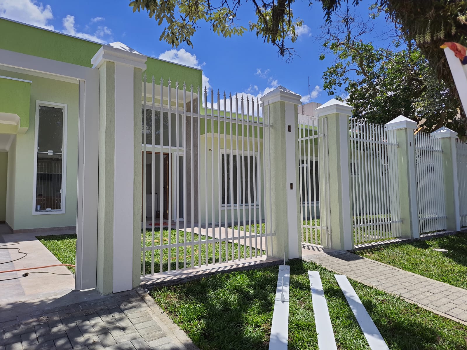 Portão de lança branco em residência de Piraquara