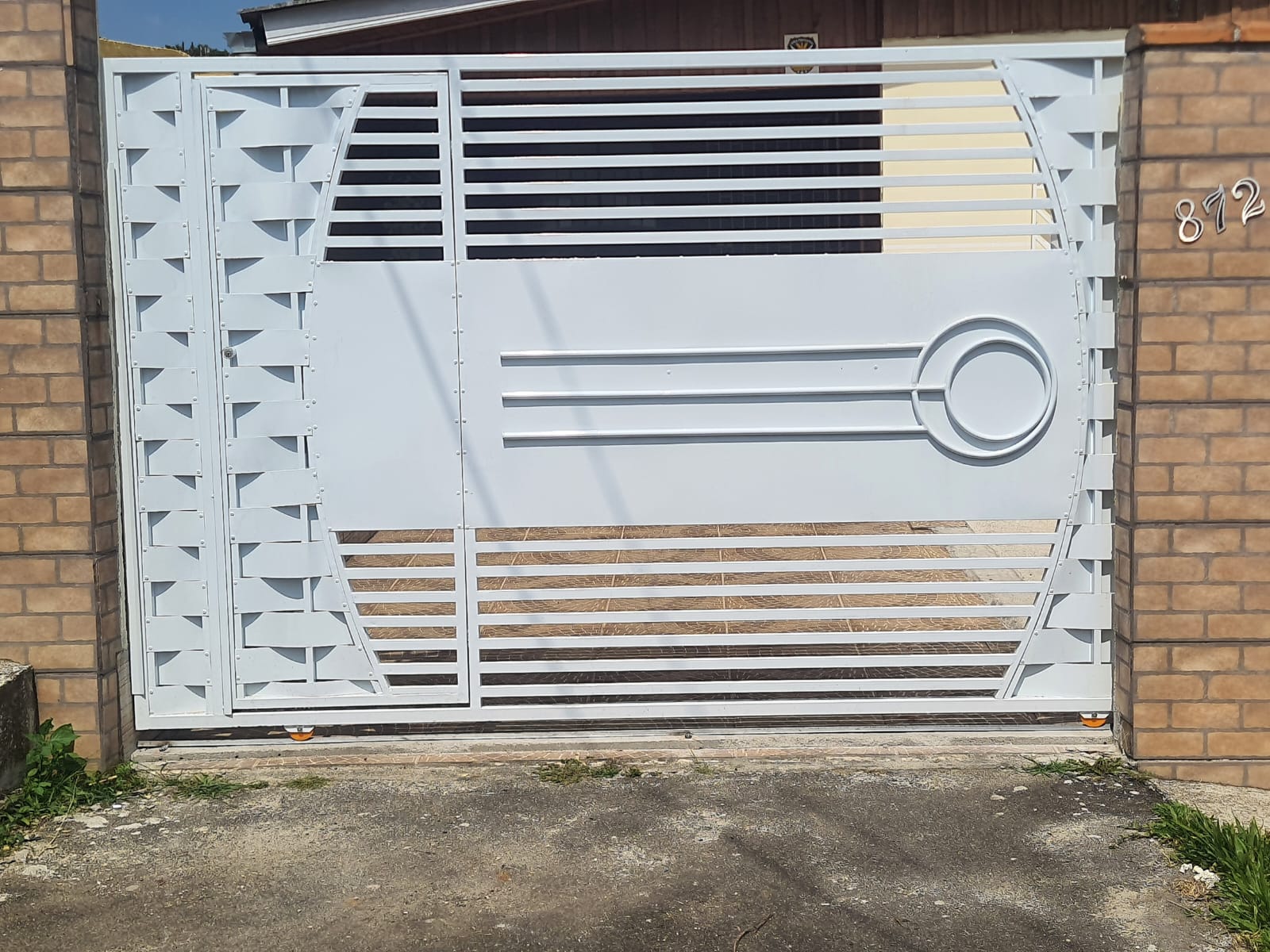 Portão basculante branco em lamelas