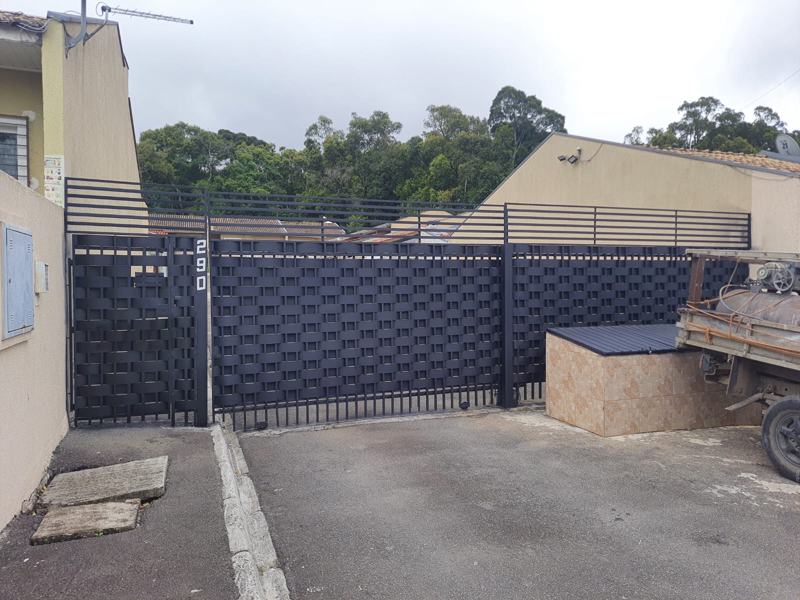 Portão de correr ripado na cor branca