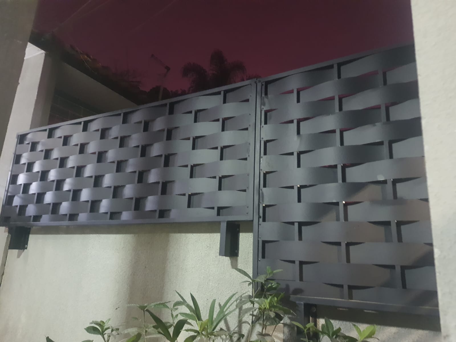 Detalhe de solda e acabamento em portão de ferro trançado